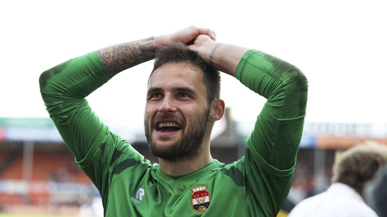 Willem II keeper Thomas Didillon-Hödl viert de promotie naar de Eredivisie. Foto: ANP
