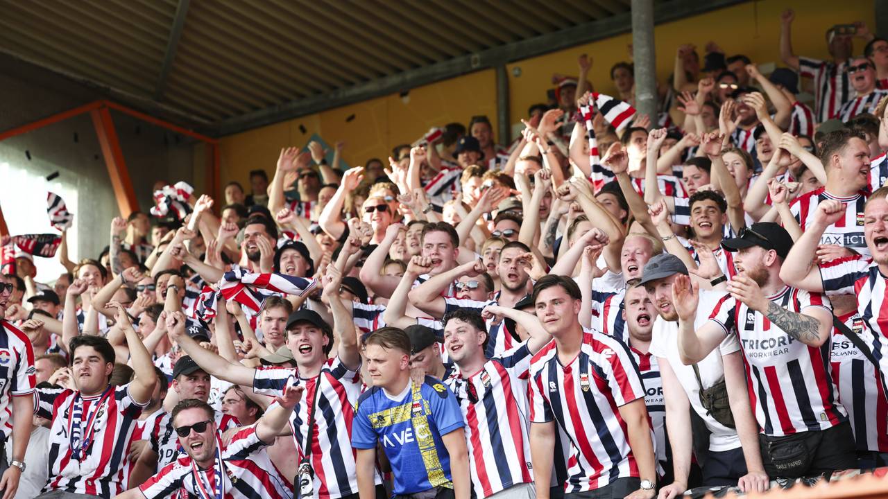 Supporters van Willem II zijn door het dolle na de promotie naar de Eredivisie (foto: ANP).