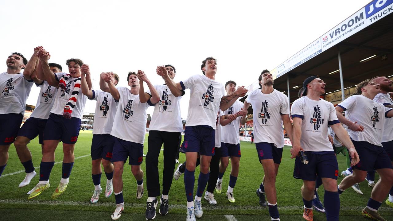 Spelers zijn door het dolle na de promotie van Willem II (foto: ANP).