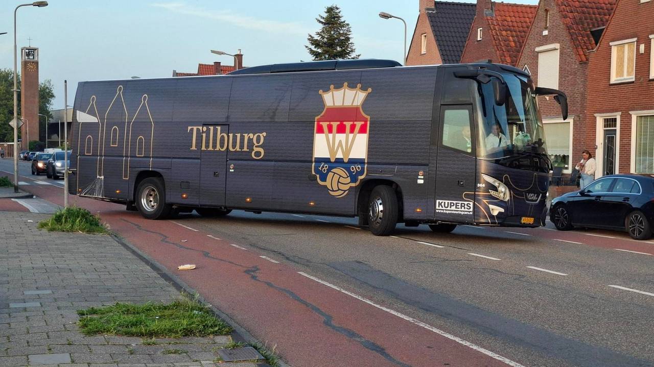De spelersbus is onderweg naar Tilburg.
