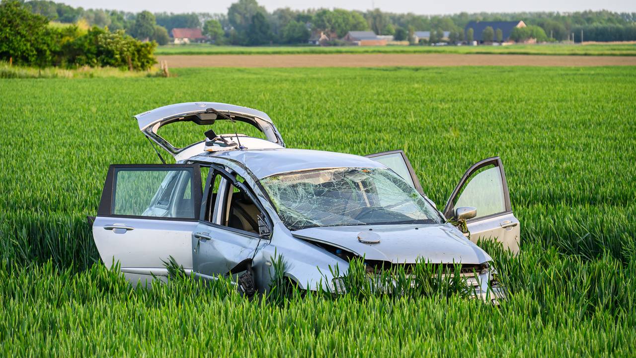 Auto vliegt over de kop het veld in, man gewond naar het ziekenhuis