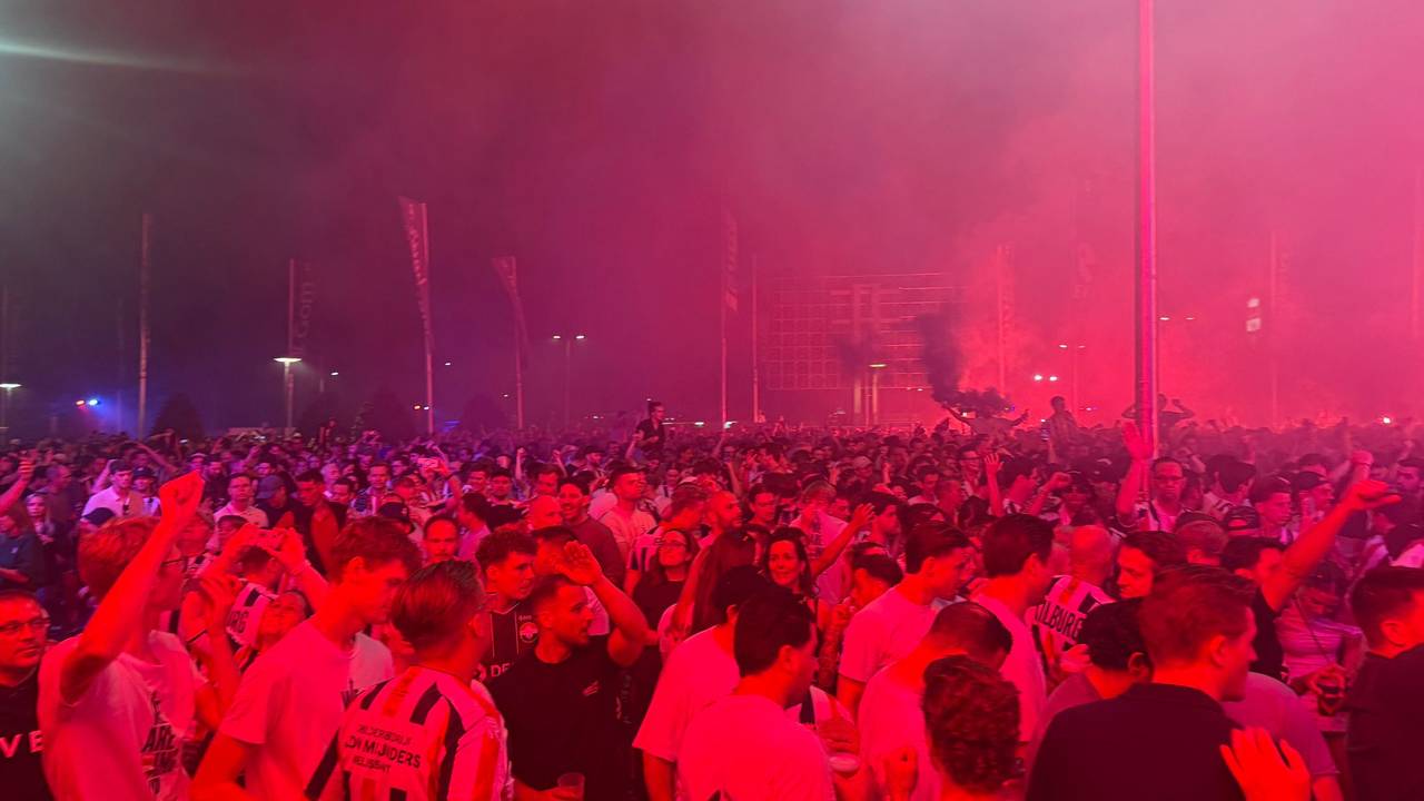 Feest in Tilburg (foto: Nina van den Broek).