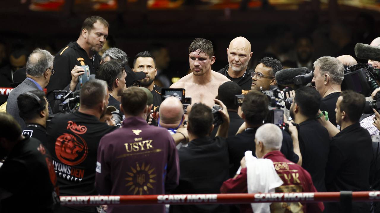 Rico Verhoeven, omring door de media (foto: ANP 2026/Koen van Weel).