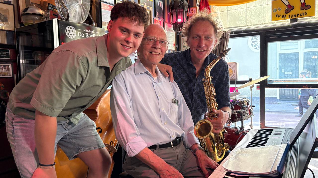 Juul, Jan senior en Jan junior., drie generaties op het podium bij Jazz in Duketown (foto: Jan Waalen).