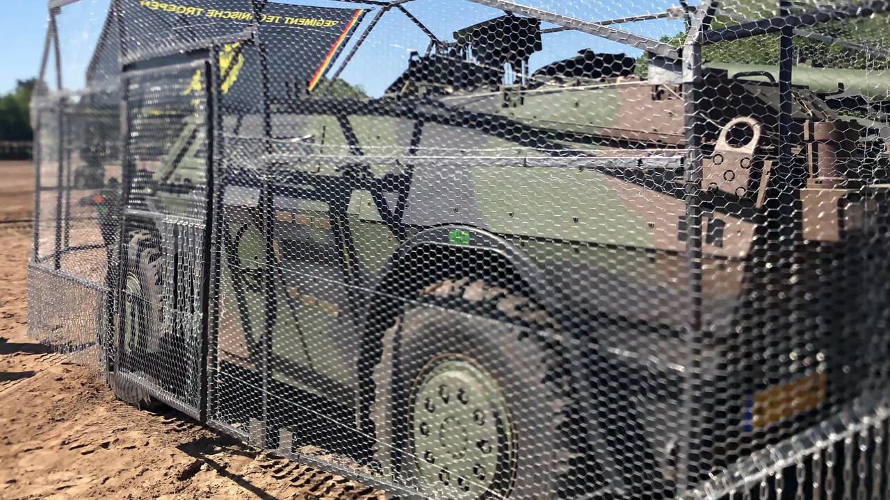 Een Fennek-pantserwagen met anti-drone-kooi (Foto: Willem-Jan Joachems)