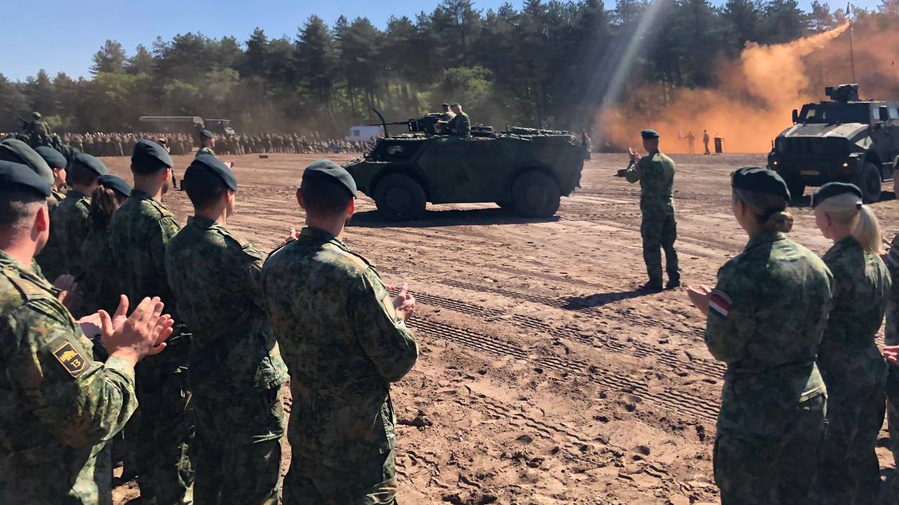 Commandant Kooij rijdt ereronde in Fennek langs manschappen Oirschot 