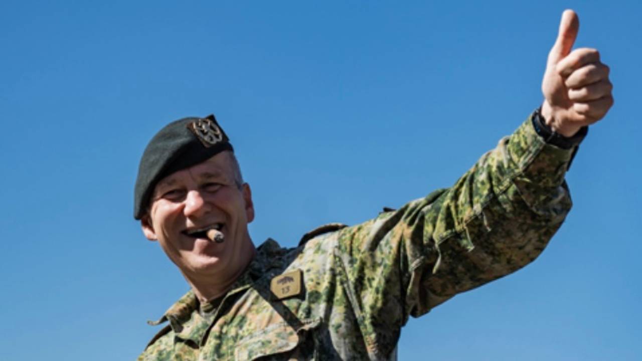 Generaal Kooij zwaait militairen uit (foto: defensie / Marit Veenstra)