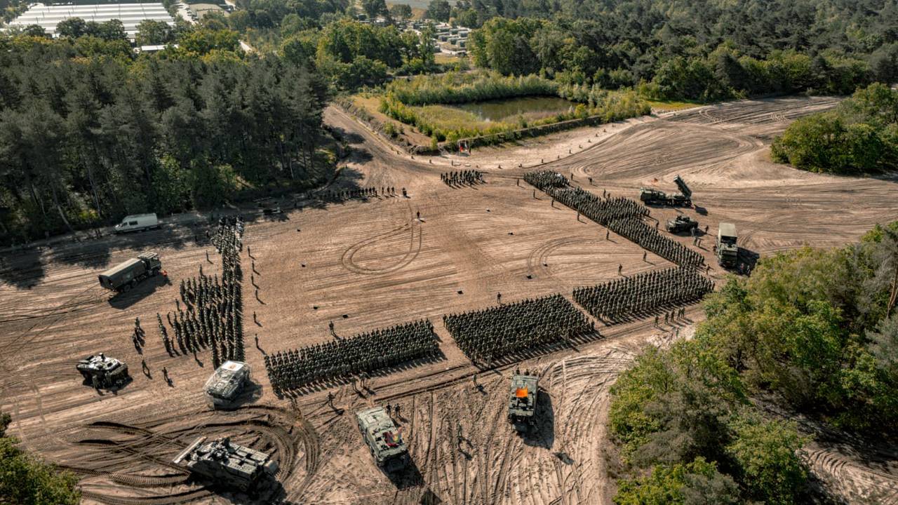 Luchtfoto van ceremonie (foto: defensie  / sergeant Mark Sleddens)