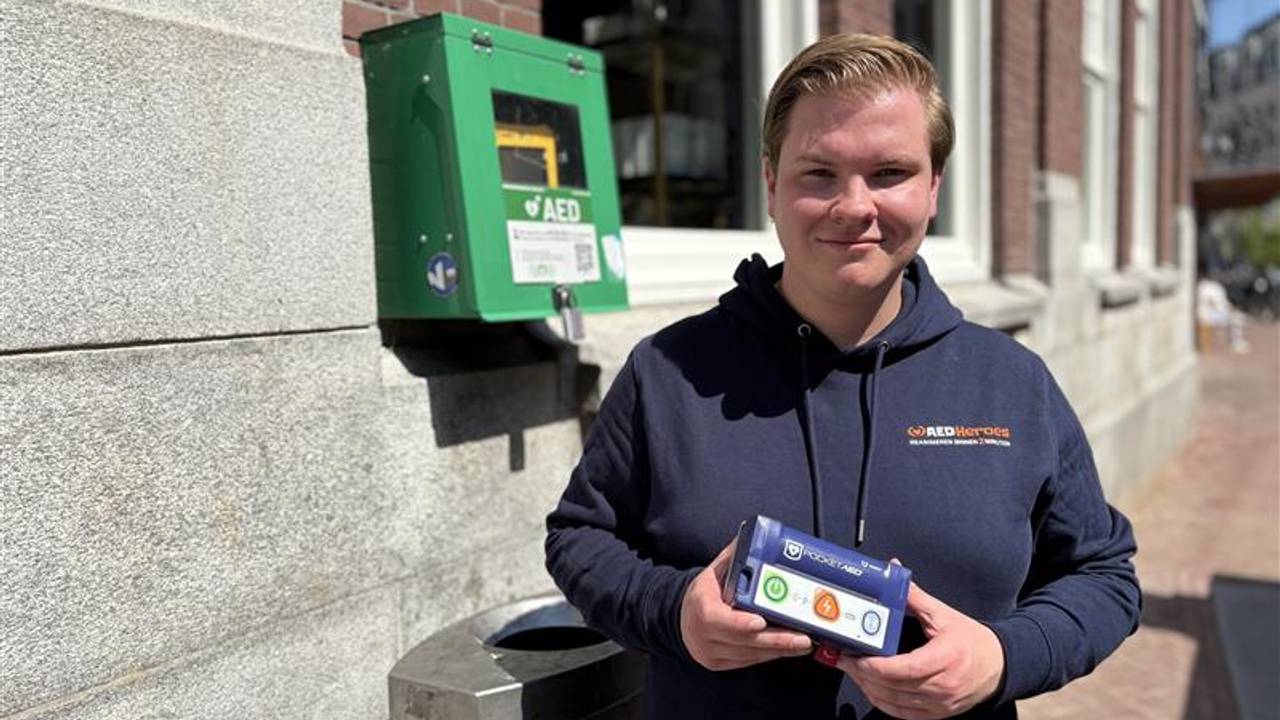 Stef Hordijk (25) uit Rosmalen ontwikkelde een pocket AED (foto: Wilco Zonneveld).
