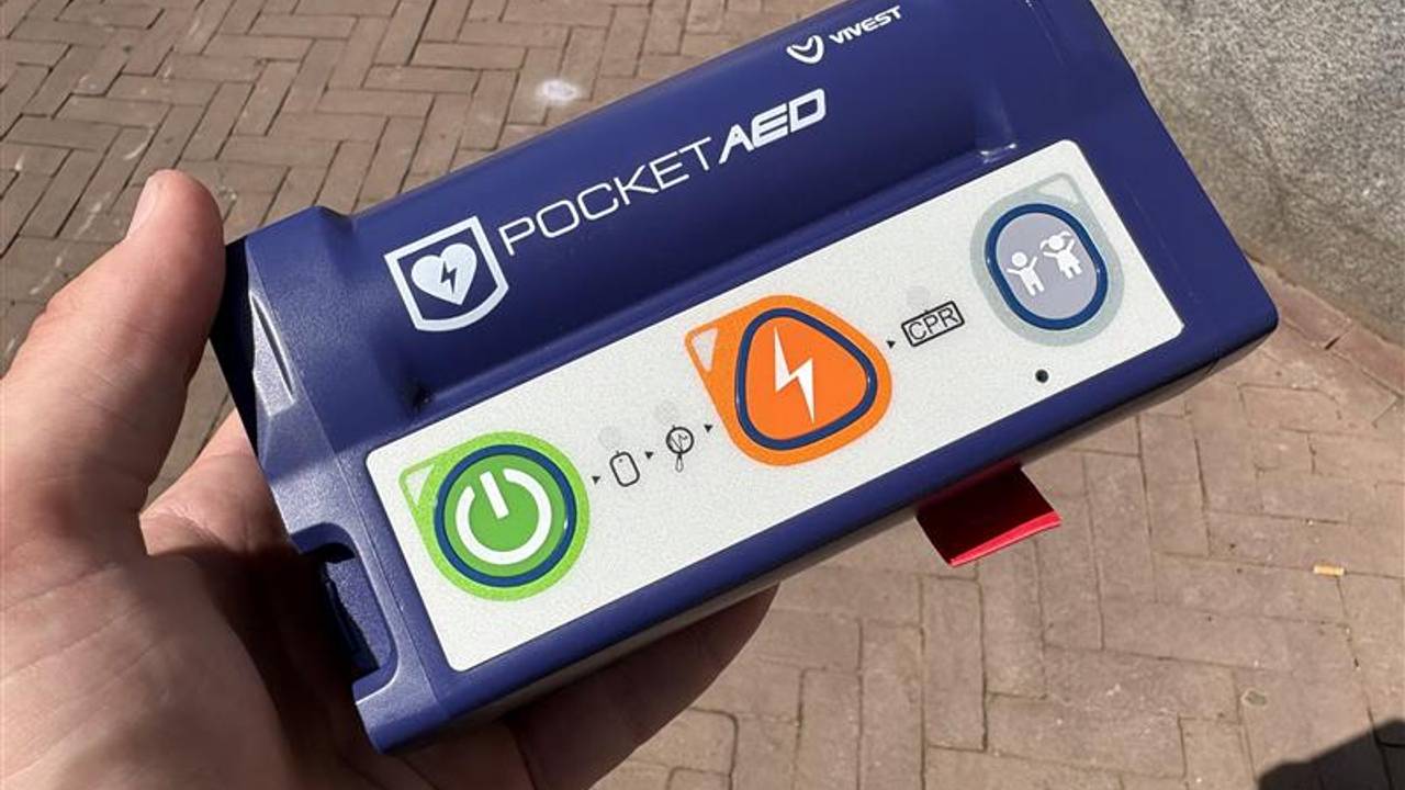 De pocketversie van deze AED past in je hand (foto:Wilco Zonneveld).