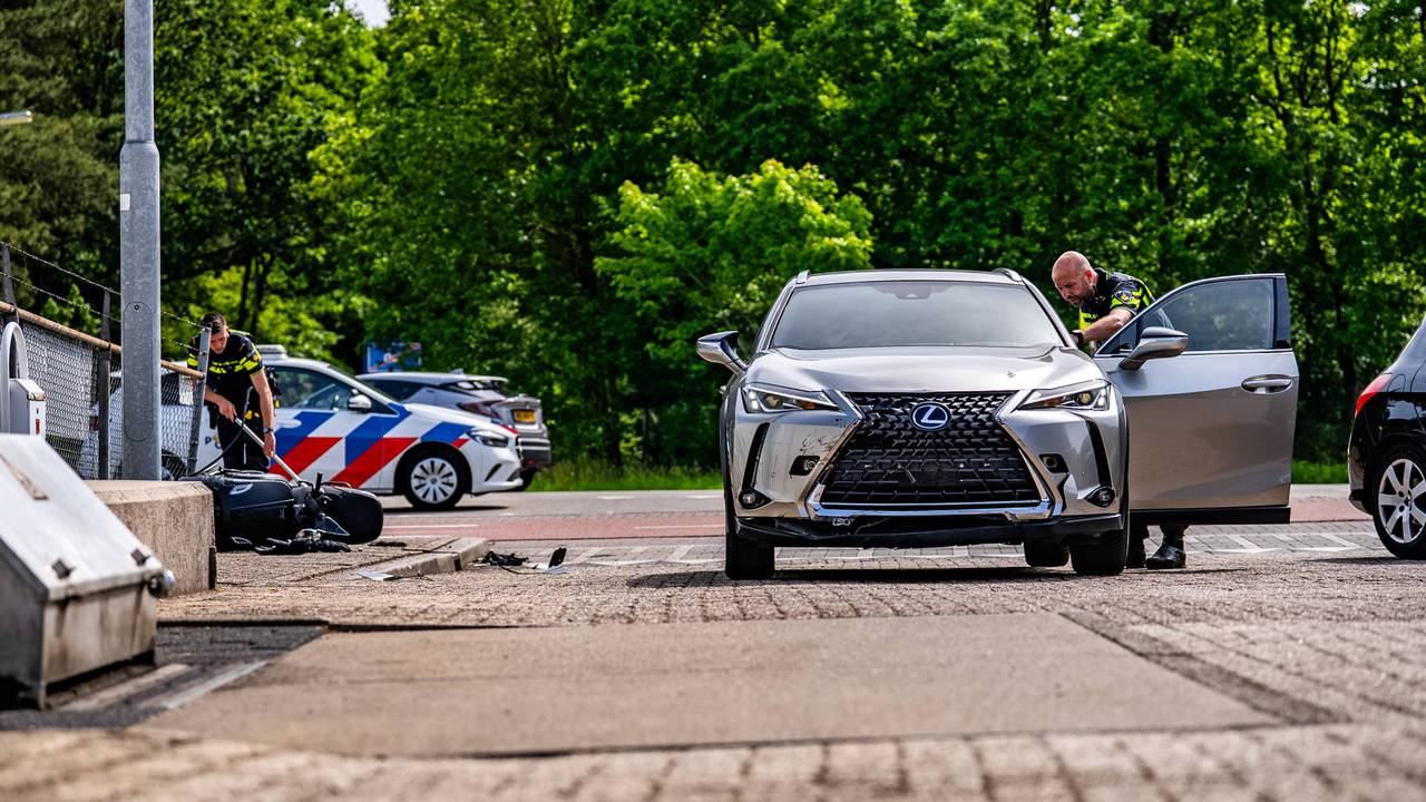 Gewonde bij botsing tussen auto en scooter in Oss (foto: Lucas Lammers/Persbureau Heitink).