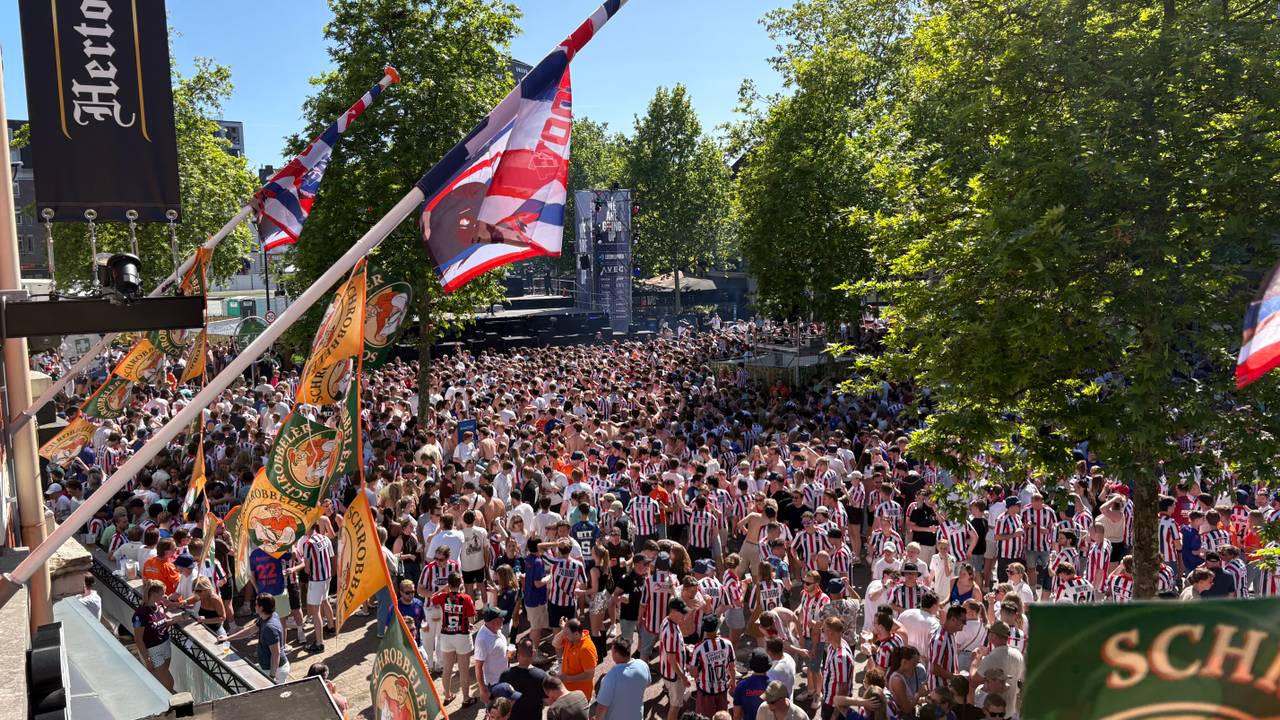 De sfeer zit er goed in op het plein (foto: Ruud Ritzen)