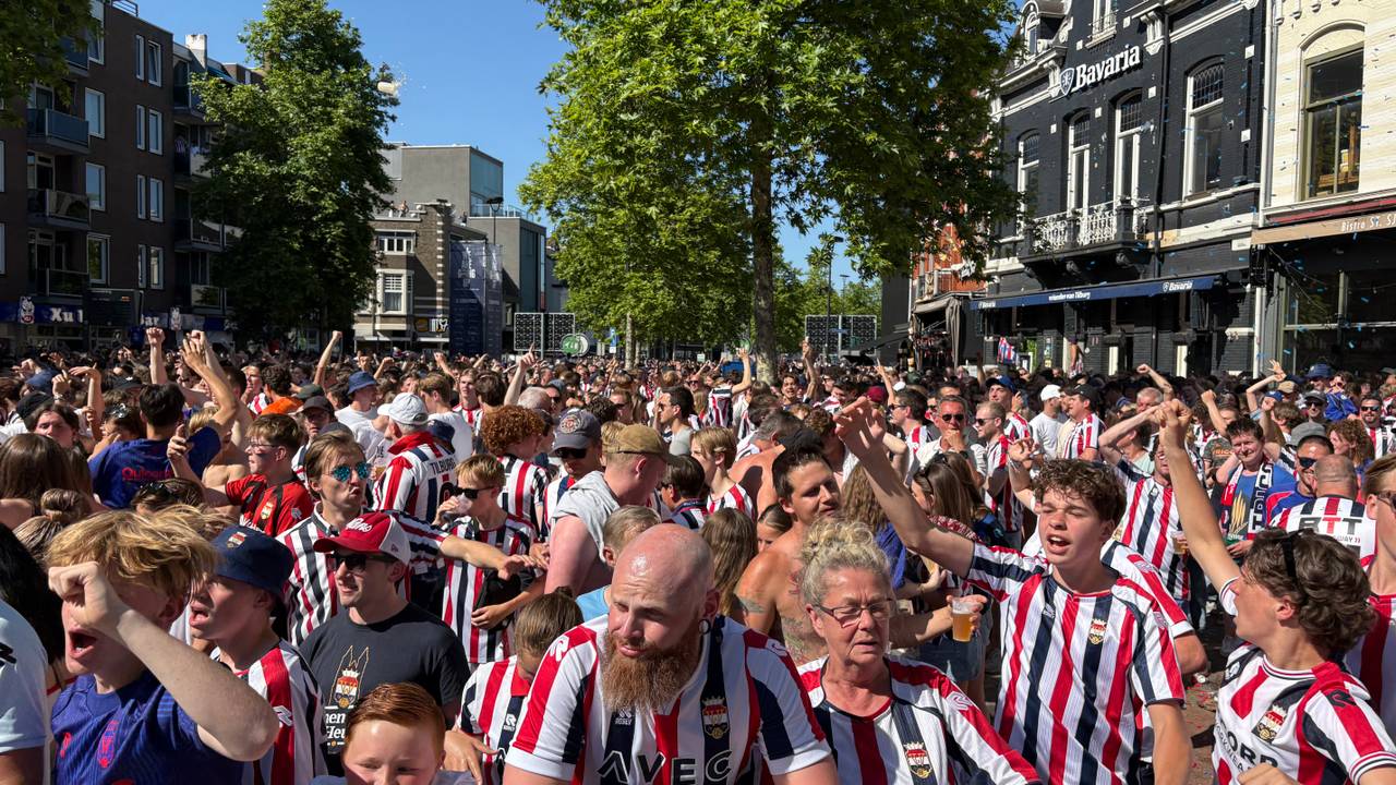 De sfeer is goed bij de huldiging (foto: Ruud Ritzen)