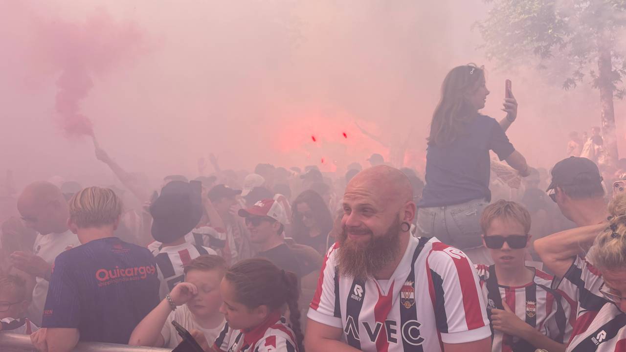 Het plein is gevuld met rook door de fakkels (foto: Ruud Ritzen)