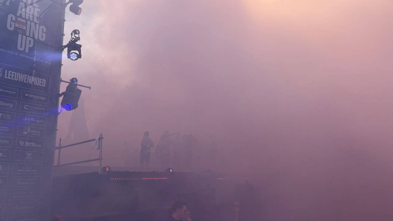 Door de rook was het podium niet voor iedereen zichtbaar (foto: Ruud Ritzen)