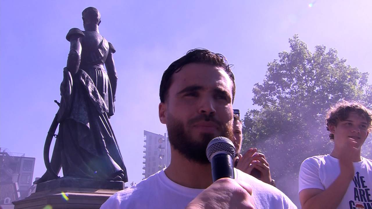 Mounir El Alouchi spreekt de fans toe (beeld: Omroep Brabant)