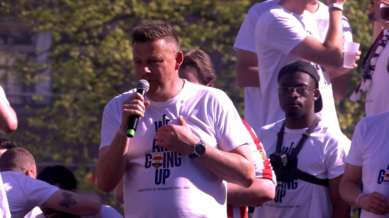 Trainer John Stegeman van Willem II spreekt de fans toe (beeld: Omroep Brabant)