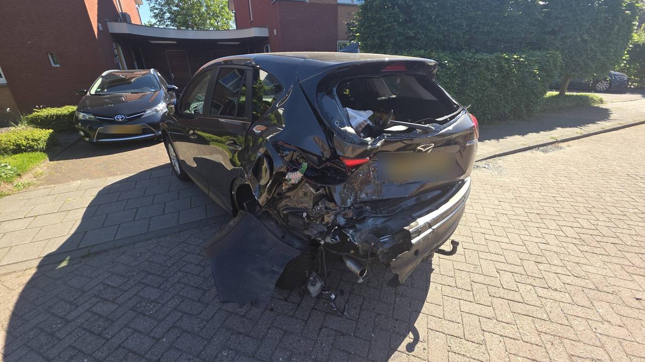 De auto van de bestuurder raakte zwaar beschadigd (foto: AS Media).