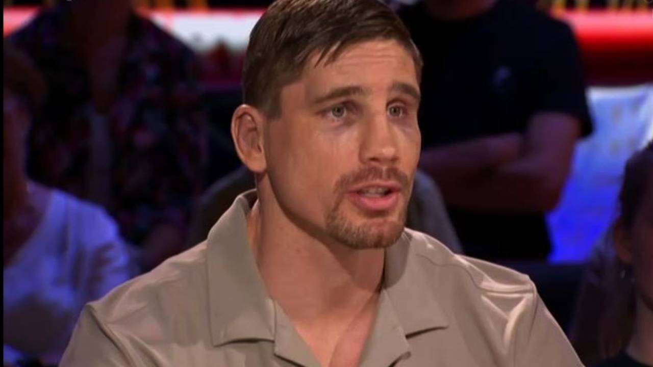 Rico Verhoeven blikte bij Eva Jinek terug op de bokswedstrijd tegen Oleksandr Usyk (beeld: Eva/AVROTROS).