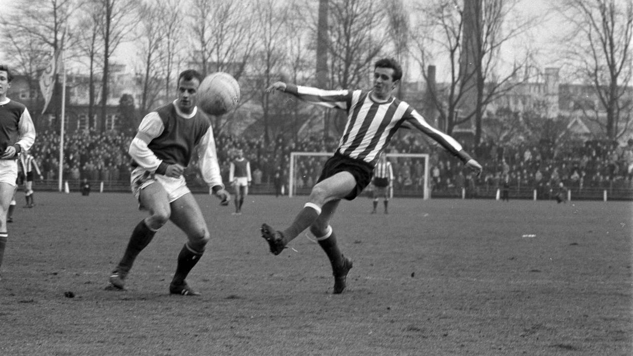 Jan Renders (links) als aanvoerder van GVAV in een duel tegen Willy van der Kuijlen van PSV op 4 februari 1968 (foto: Ben Hansen/ANP).