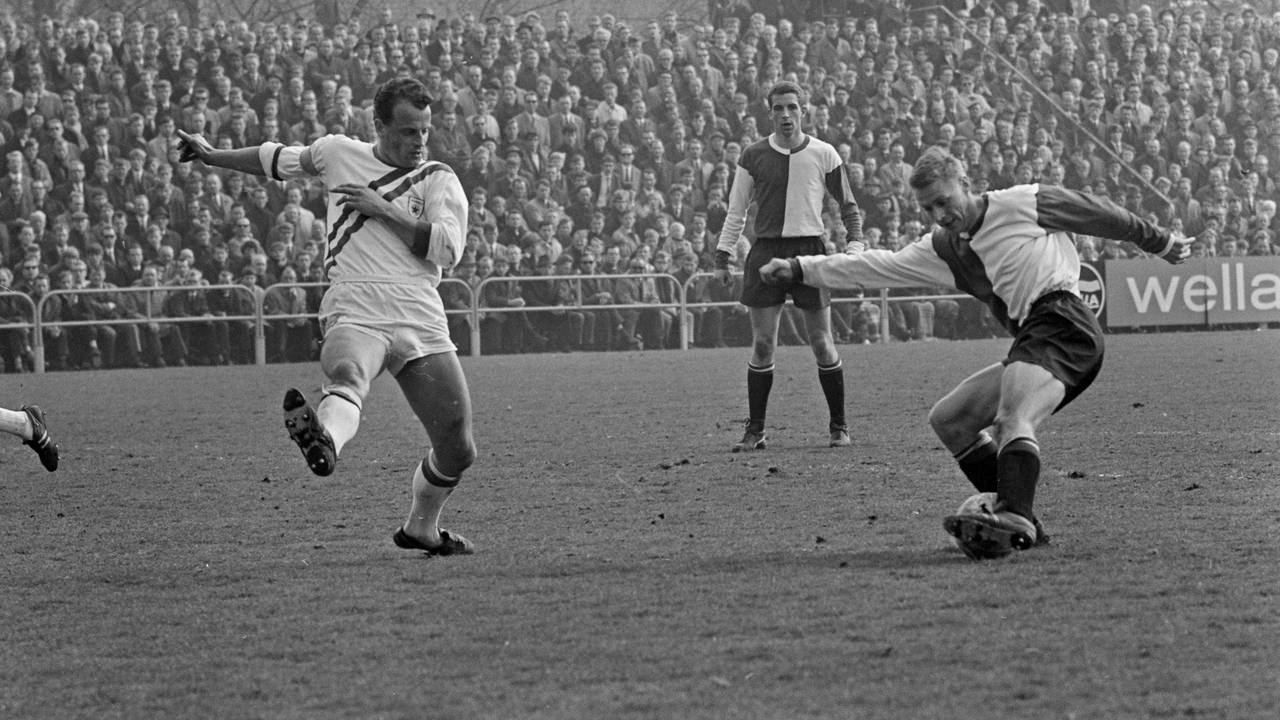 Jan Renders (links) voor GVAV en Harry Bild van Feijenoord op 9 april 1967 (foto: Cor Mulder/ANP).