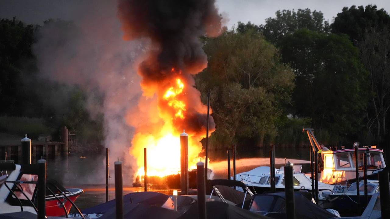 Sloep in Waspik door brand verwoest, slachtoffer loopt brandwonden op