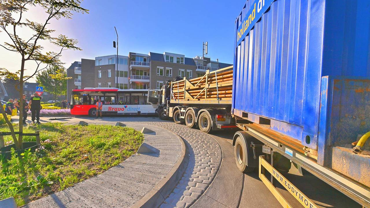 De botsing vond plaats op de rotonde die de Valkenswaardseweg met de Koningin Julianalaan verbindt (foto: Rico Vogels/Persbureau Heitink).