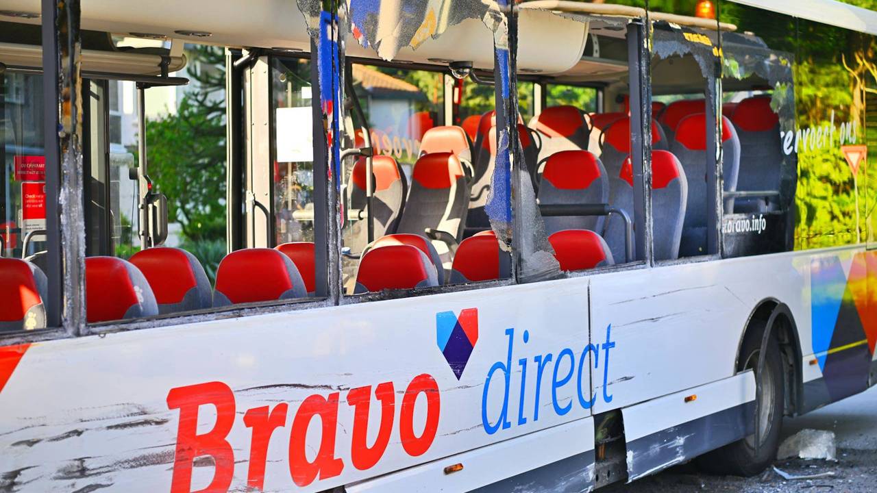 De schade aan de aangereden bus is groot (foto: Rico Vogels/Persbureau Heitink).