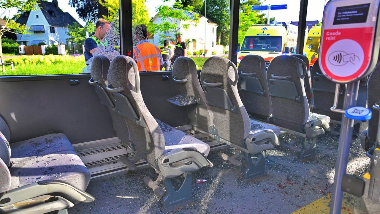 Zeven buspassagiers raakten gewond bij de aanrijding in Waalre (foto: Rico Vogels/Persbureau Heitink).