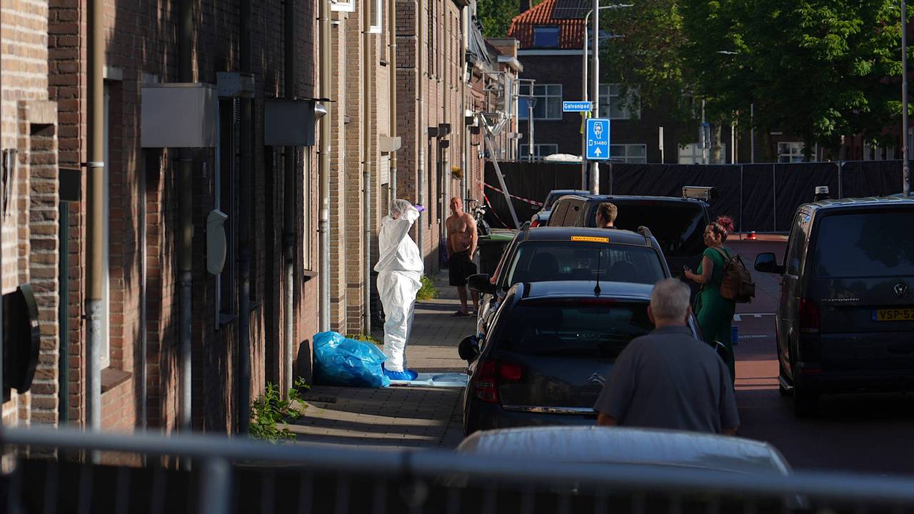 Onderzoek bij het huis in Tilburg waar de bewoner doodgestoken werd (foto: Jeroen Stuve/Persbureau Heitink).