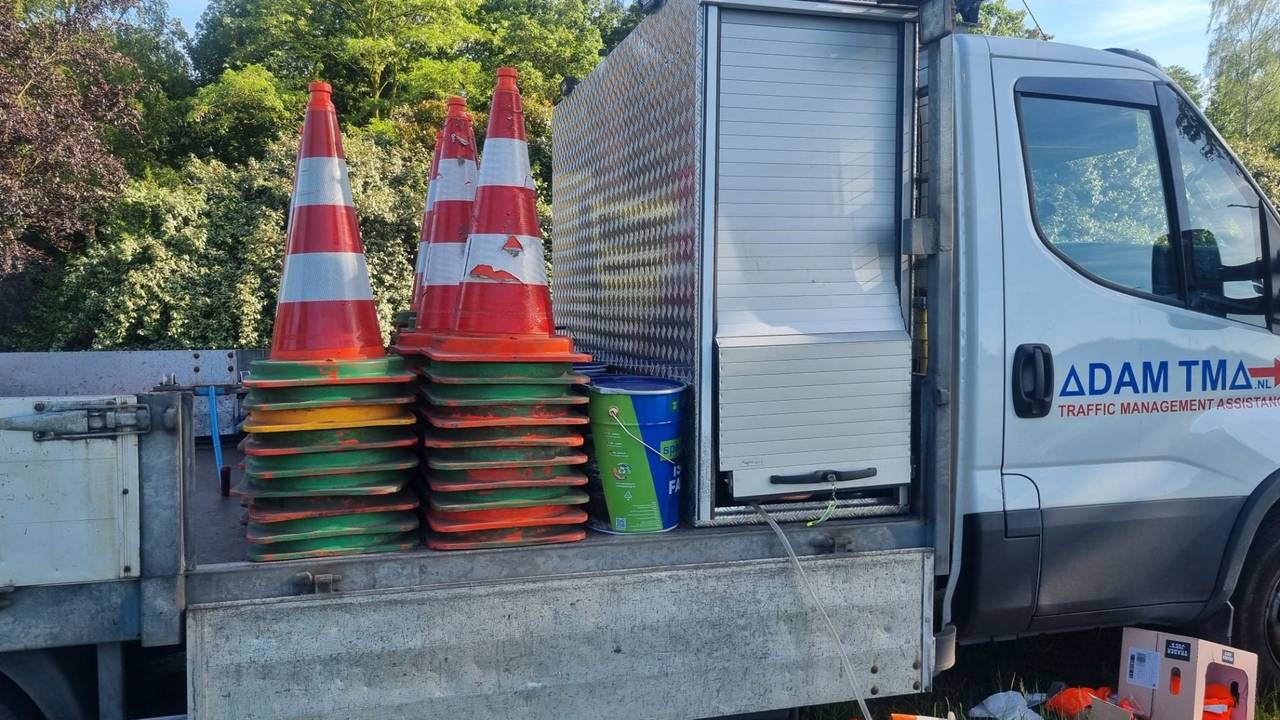 Rowan ziet zijn bus leeggeroofd worden op camerabeelden: schade 10.000 euro (foto: privé).