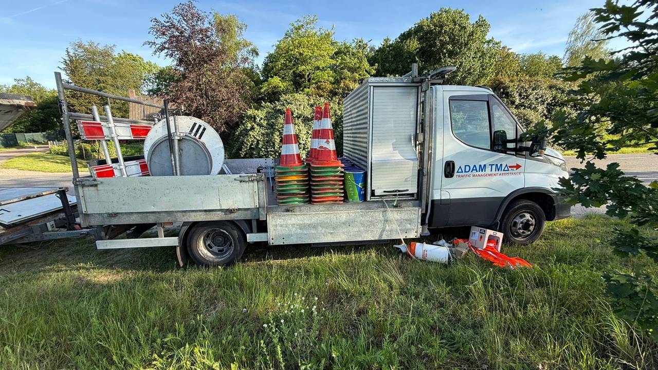 Rowan ziet zijn bus leeggeroofd worden op camerabeelden: schade 10.000 euro (foto: privé).