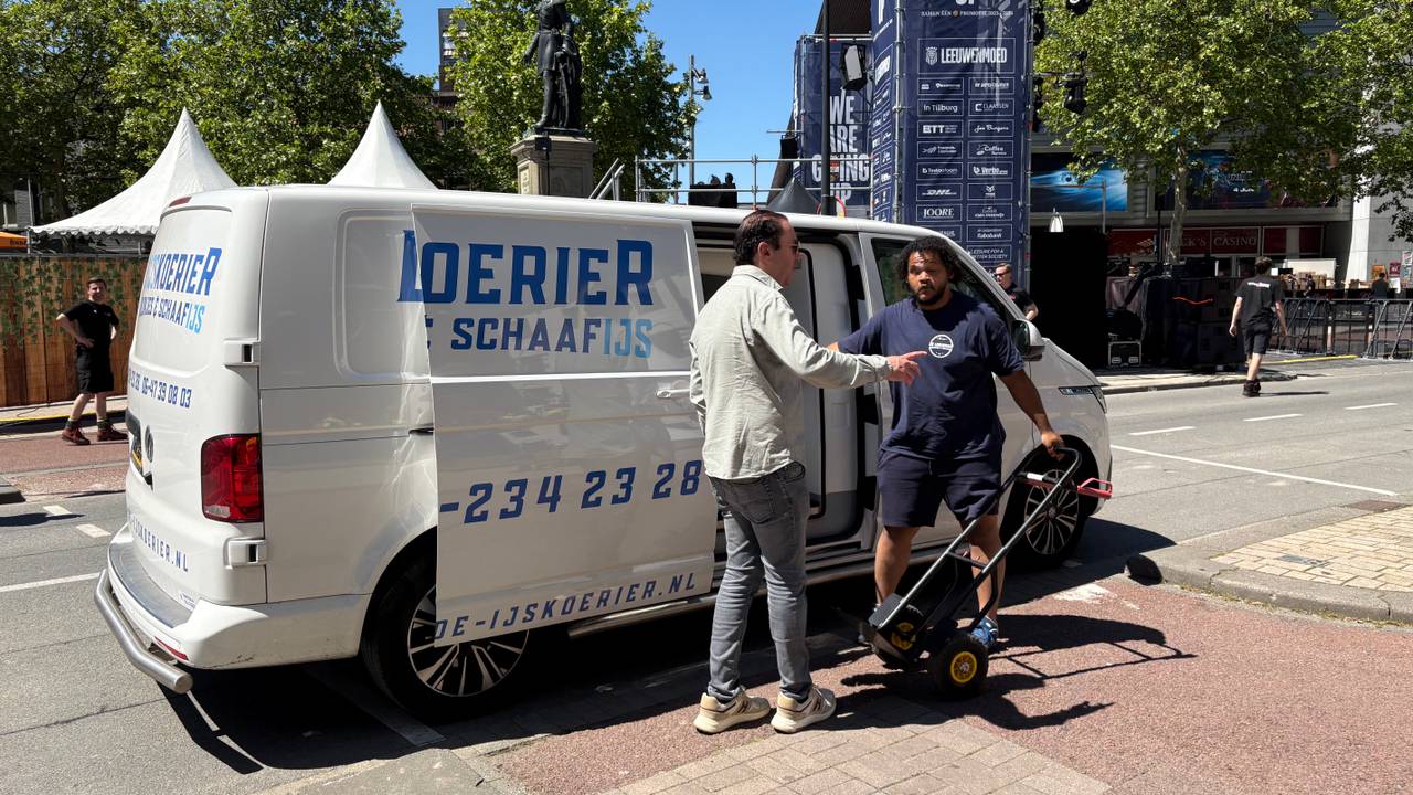 Heel veel ijsblokjes voor de huldiging (foto: Ruud Ritzen)