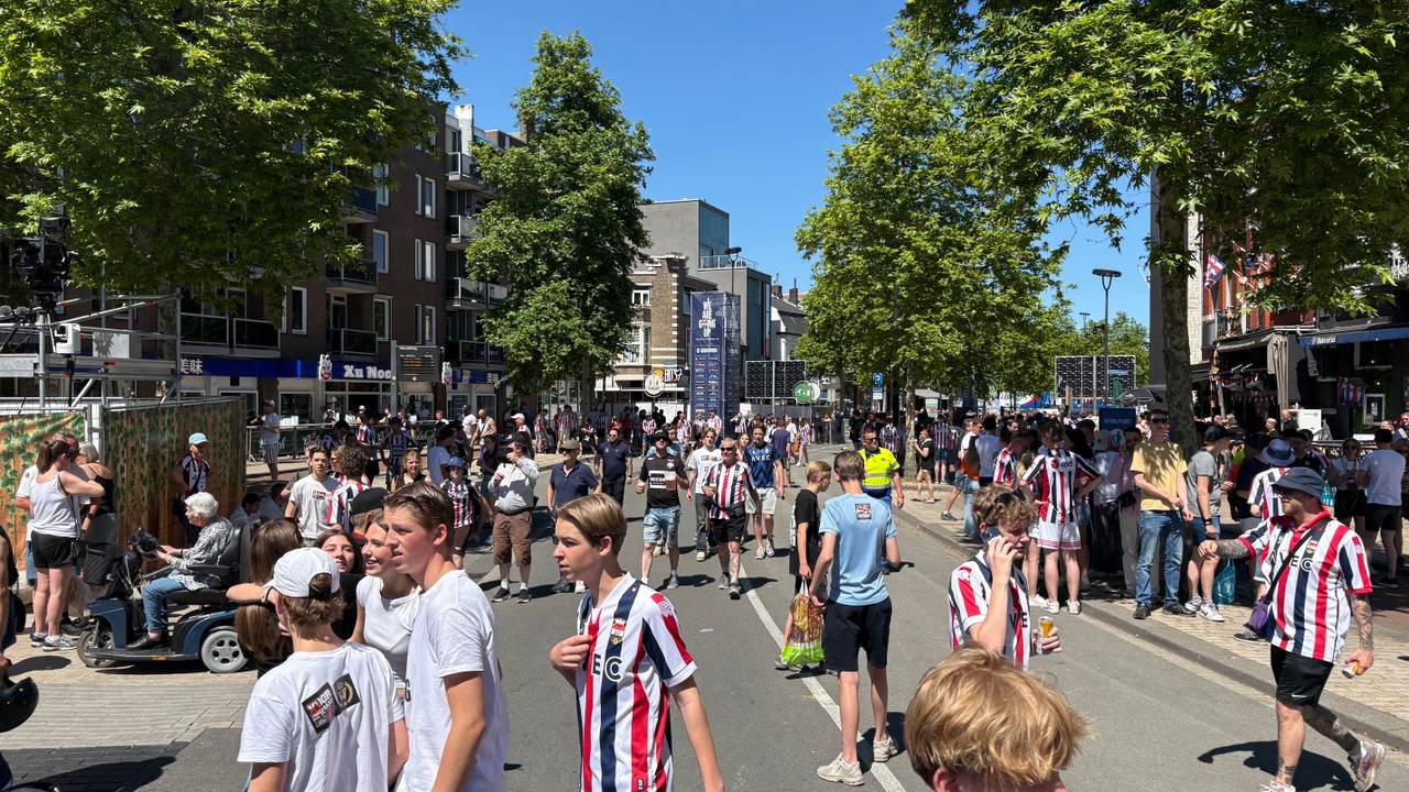De poorten naar het plein zijn open (foto: Ruud Ritzen)