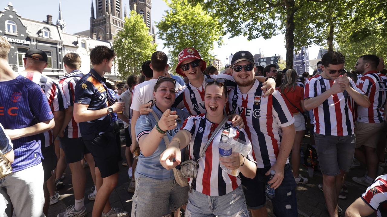 Fans zoeken beschutte plekjes op tijdens de huldiging (foto: X/Willem II)