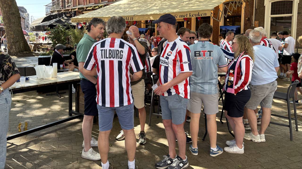 Supporters zoeken schaduwrijke plekjes op (foto: Ruud Ritzen)