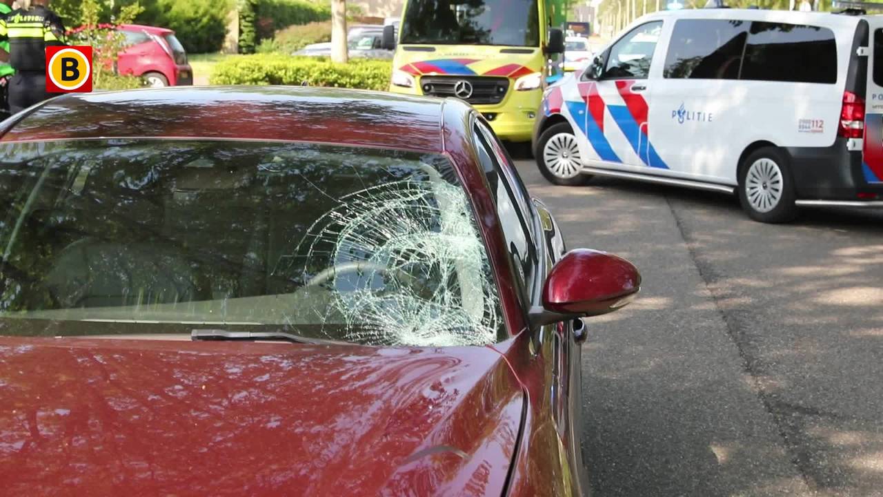 Fietsster zwaargewond na botsing met auto in Roosendaal
