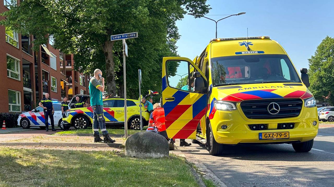 Fietsers botsen op elkaar in Veldhoven, man zwaargewond aan hoofd