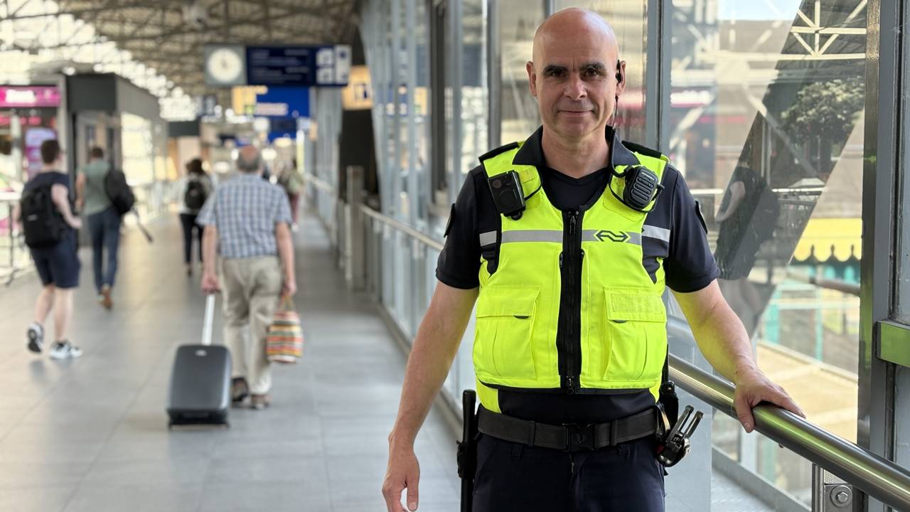 Boa Dennis is bewapend met wapenstok na toename agressie: ‘Dit schrikt af’