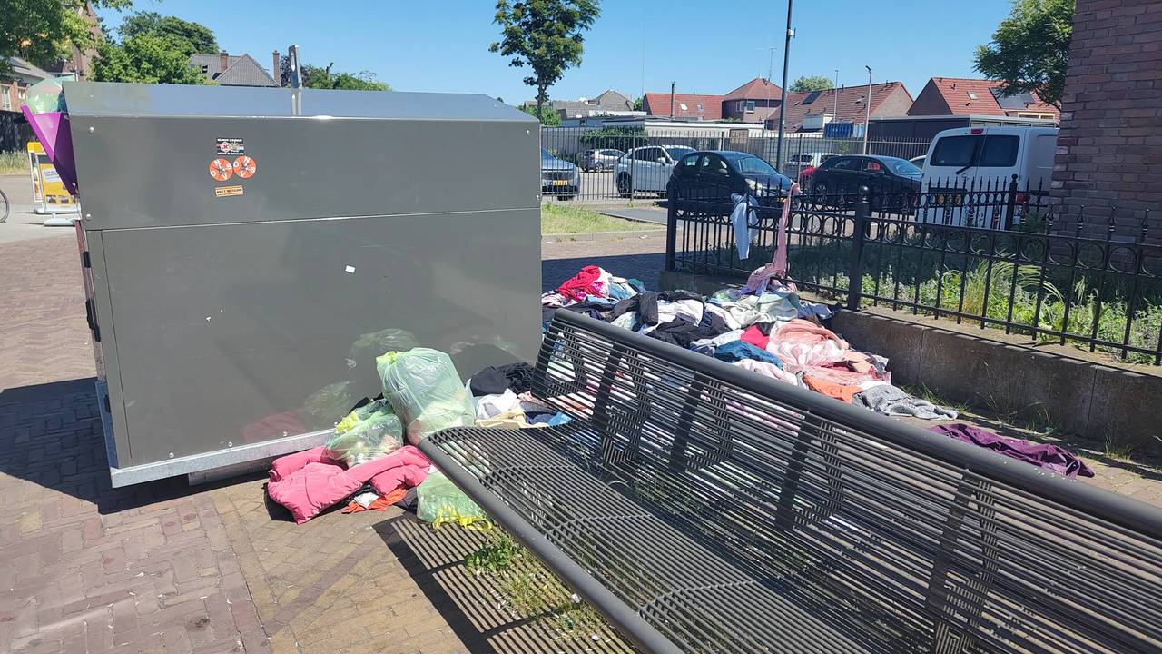 Bij de kledingcontainers in de Tweede Haagstraat was het deze week weer raak (foto: Jessie Barend-Sträter).