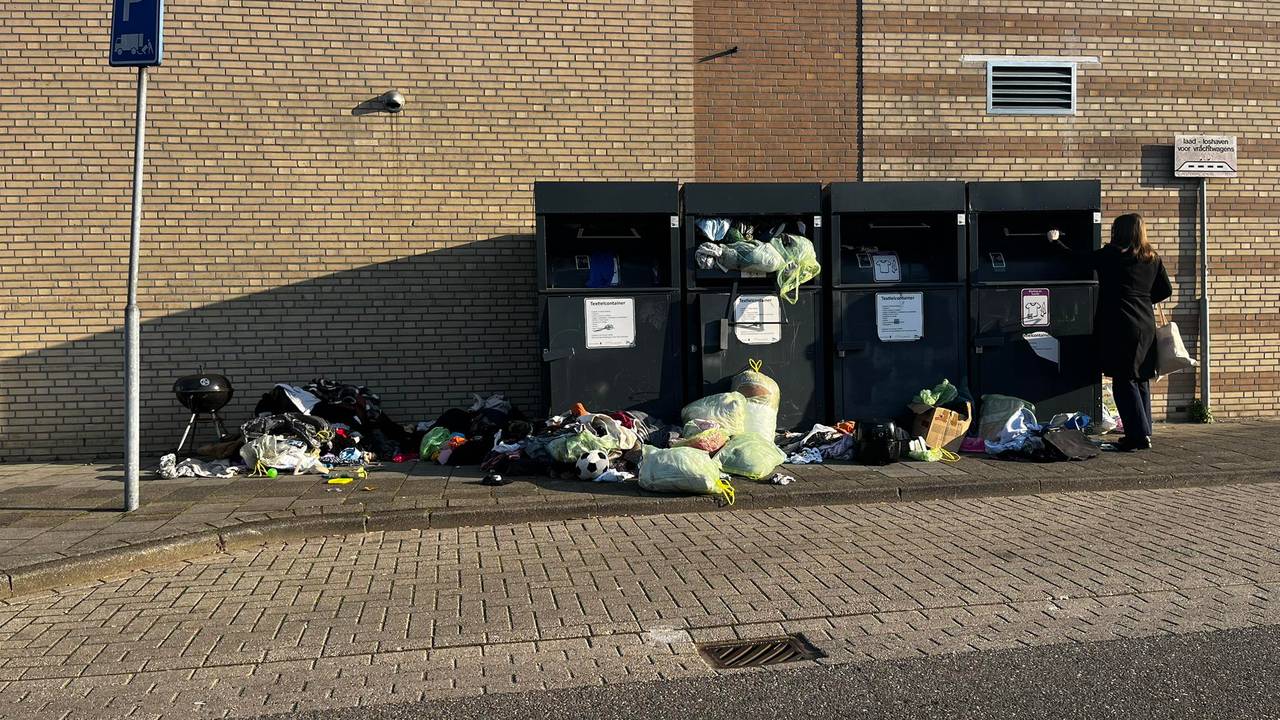 Bij winkelcentrum Brouwhorst nodigt het gedumpte textiel uit om nog meer afval te dumpen (foto: Hanzie Kornfed).