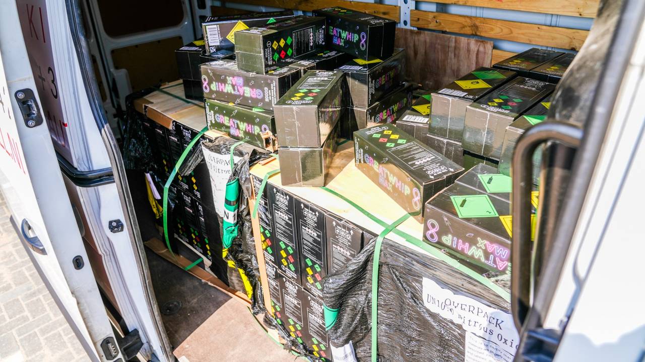 Naar schatting lagen er zo'n 300 lachgasflessen in de bus (foto: Dave Hendriks / SQ Vision).
