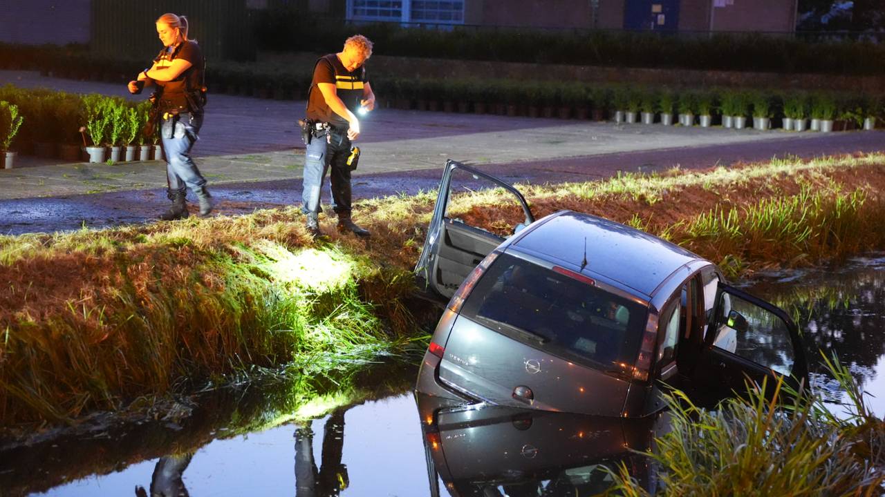 Auto komt in sloot terecht in Elshout, man gewond naar ziekenhuis