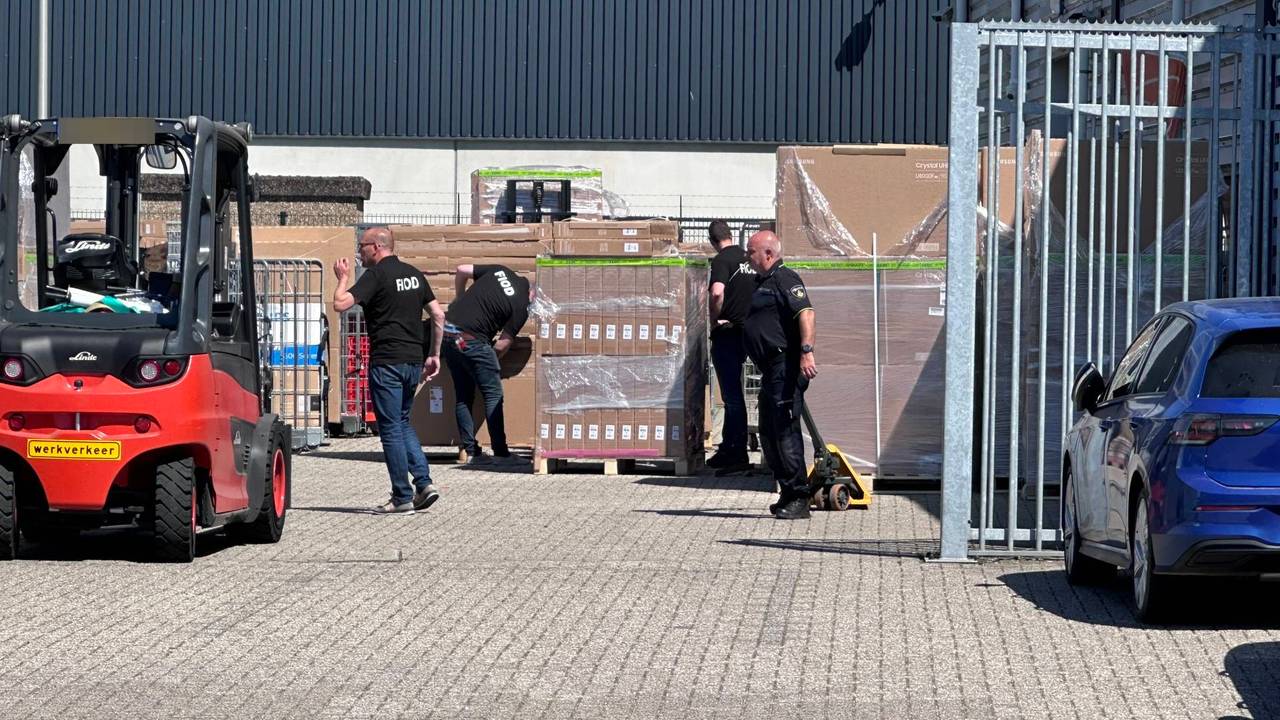FIOD doet inval bij PostNL-afhaalpunt in Breda, klanten worden weggestuurd