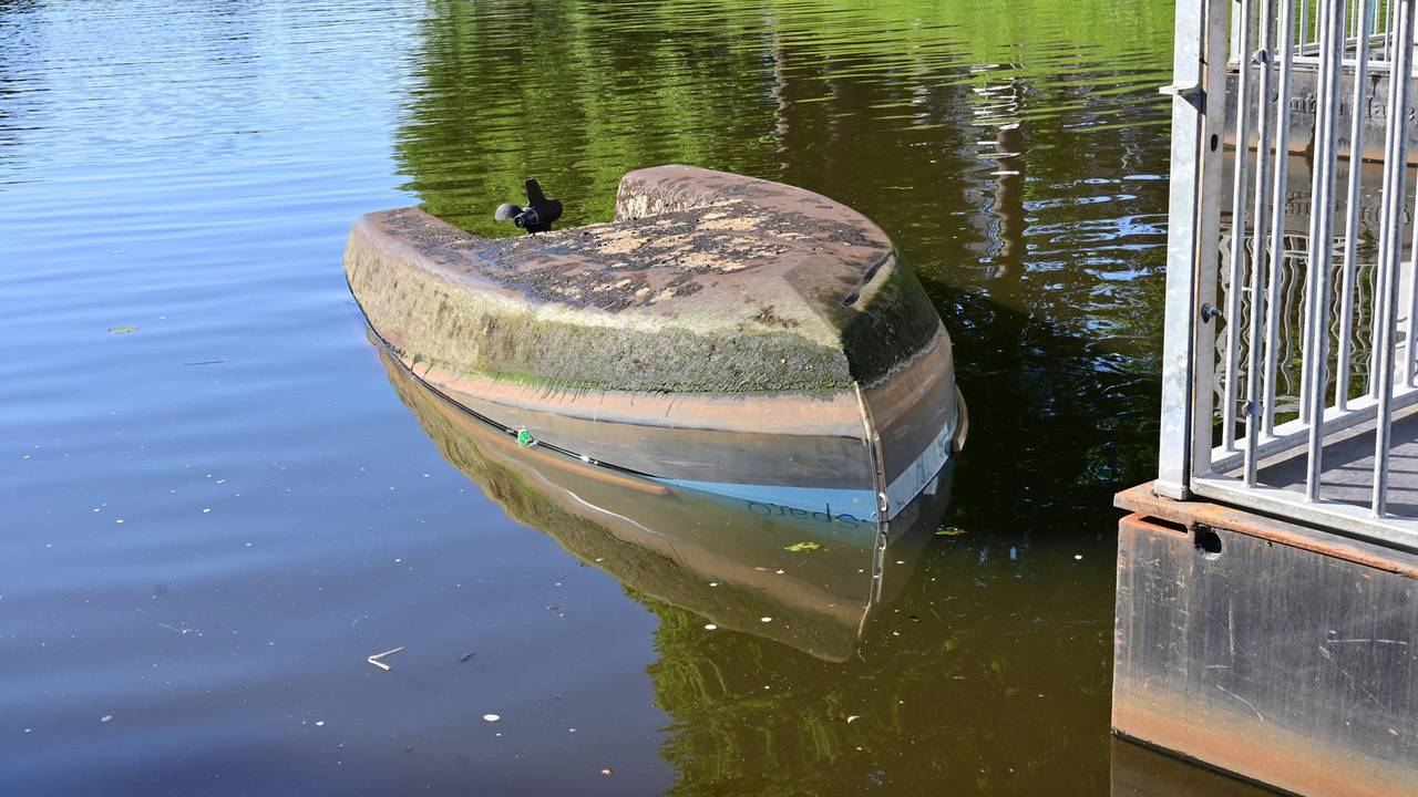 Het bootje met zes opvarenden sloeg om (foto: Perry Roovers/Persbureau Heitink).
