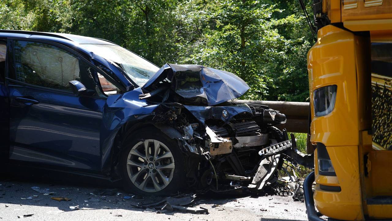 Jong kind en vrouw gewond bij frontale botsing auto en vrachtwagen