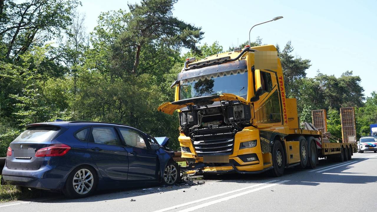 De weg werd afgesloten in beide richtingen (foto: Jeroen Stuve / Persbureau Heitink).
