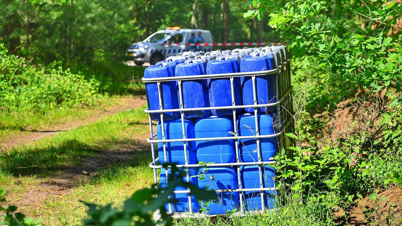 Pallet vol blauwe vaten gevonden in buitengebied van Riethoven