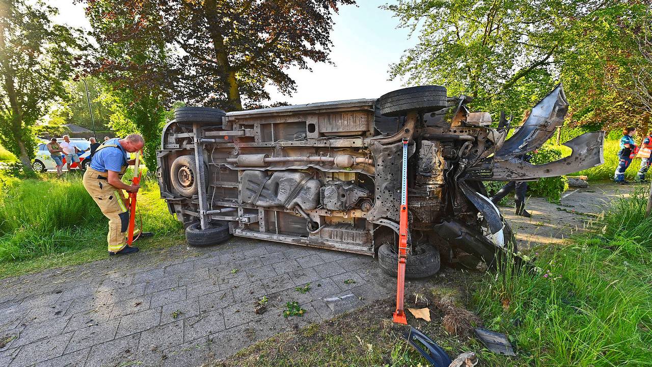 De auto belandde op zijn kant (Foto: Rico Vogels / Persbureau Heitink ).