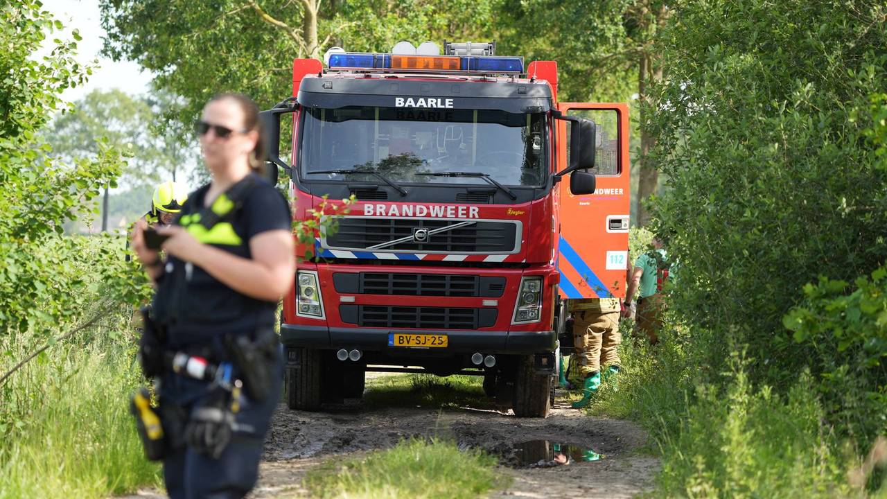 Vaten gedumpt in Ulicoten, mogelijk gaat het om drugsafval (foto: Jeroen Stuve / Persbureau Heitink).